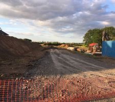 L'entr&eacute;e principale de la r&eacute;sidence
Les travaux de canalisation et voirie avancent bien