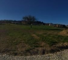 Une photo pano du terrain. C'est un grand triangle avec une légère pente.