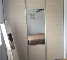 Portes coulissantes du placard de notre chambre