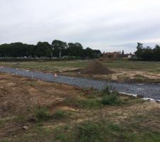 Apr&egrave;s trois bonnes semaines de cong&eacute;s, les travaux ont repris fin ao&ucirc;t, pour achever le gros oeuvre de la voirie. Les terrains au fond de la r&eacute;sidence, c&ocirc;t&eacute; champs ont &eacute;t&eacute; nivel&eacute;s