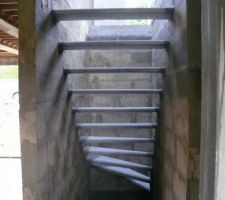 Pose des marches de l'escalier du sous-sol