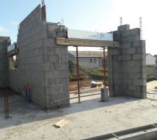 Depuis la cuisine, les 2 baies vitr&eacute;es sud et ouest et le 1er coffre de volet roulant pos&eacute; aujourd'hui