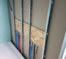 Renfort de bois pour meuble de salle de bain