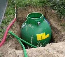 La cuve de récupération des eaux de pluie.