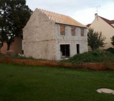 Charpente posé en 1 jour. Photo envoyé de mes voisines je dois y passer pour voir de plus prés si tout est correct