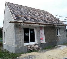 Pose des menuiseries PVC en attendant les tuiles, retard livraison fabricant 
Trop de demande par rapport a la production