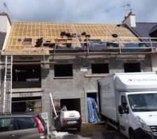 Ca se bouscule, enduit, fenetre et couvreur sur le chantier !