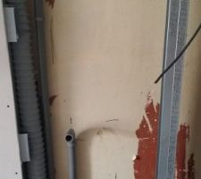 Détail évacuation lavabo + condensat clim.