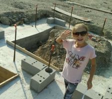 Voici ma fille de 10 ans sur le terrain elle a tres hatte que la maison se terminne!!