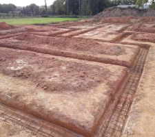 Terrasement des fondations et mise en place des semelles