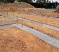 Coulage du beton pour les fondations et mise en place renforts verticaux