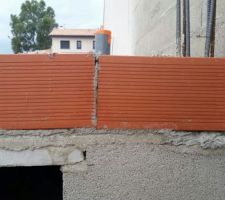 Plancher niveau bas - détail 2 sur la coupure de capillarité en angle au niveau du coulage du poteau de coin