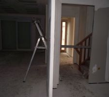 La vue de la cuisine a droite le celier a gauche le salon sejour