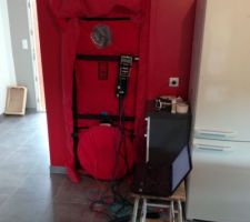 Test d'étanchéité à l'air effectué (infiltrométrie par le test de la porte soufflante)
Résultat très bon d'après le testeur pour une rt2012 : Q4Pa-surf(débit de fuite) = 0.16 m3/(h.m2)
Soit l'équivalent à la valeur demandée en maison passive (- de 0.2) contre - de 0.6 demandé en rt2012.
Les artisans ont bien bossé, c'est confirmé...