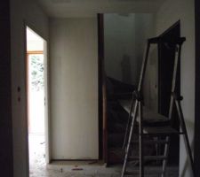 L escalier et l entree vu du salon