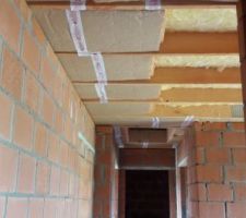 Isolation des plafonds de l'étage sous plancher du grenier.
Isolation semi rigide laine de verre en double couche