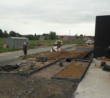 Pose de bordures béton gris anthracite pour accès maison et futur garage