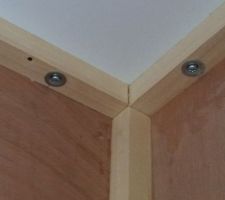 R&eacute;alisation du coffre qui recevra la hotte de la cuisine.
Tasseaux 40x40, contre plaqu&eacute; int&eacute;rieur &eacute;paisseur 10mm pour les c&ocirc;tes, contre plaqu&eacute; peuplier 15mm pour le fond.
Fixation au plafond par cheville de 13x50 et grosses rondelles.