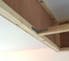 R&eacute;alisation du coffre qui recevra la hotte de la cuisine.
Tasseaux 40x40, contre plaqu&eacute; int&eacute;rieur &eacute;paisseur 10mm pour les c&ocirc;tes, contre plaqu&eacute; peuplier 15mm pour le fond.
Fixation au plafond par cheville de 13x50 et grosses rondelles.