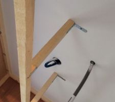 Réalisation du coffre qui recevra la hotte de la cuisine.
Tasseaux 40x40, contre plaqué intérieur épaisseur 10mm pour les côtes, contre plaqué peuplier 15mm pour le fond.
Fixation au plafond par cheville de 13x50 et grosses rondelles.