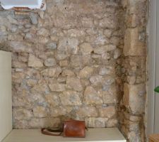 Mur en pierres à rejointer dans la pièce à vivre