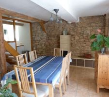 Mur en pierres à rejointer dans la pièce à vivre vue d'ensemble