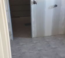 Nous avons fait carreler le cellier et le garage. La couleur n'est pas top mais ça ira