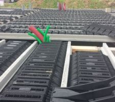 Préparation avant le coulage de dalle avec canalisations et gaine