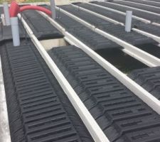 Préparation avant le coulage de dalle avec canalisations et gaine