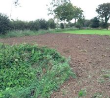 Etalement des terres sur l'arrière de la maison.