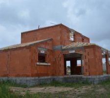 Pose de la charpente en cours - vue nord-ouest