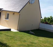 Voici n&ocirc;tre maison et nous voulons faire une extension en longueur du bout de la terrasse au claustra blanc jusqu'au 1er poteau du portillon (ont enl&egrave;ve le poteau de gauche )