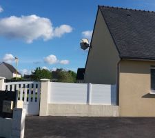 Voici n&ocirc;tre maison et nous voulons faire une extension en longueur du bout de la terrasse au claustra blanc jusqu'au 1er poteau du portillon (ont enl&egrave;ve le poteau de gauche )
extension du poteau en face jusqu'au mur de la maison ont voulais une chambre placard et douche vasque arri&egrave;re cuisine