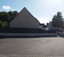 Vue de n&ocirc;tre maison sur le cot&eacute; est ou nous voulons faire une extension mais probl&egrave;me avec le plu