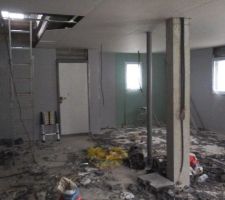 Entrée, a droite chambre avec salle d'eau ( chambres de secours )