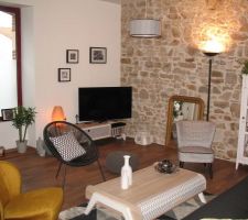 Notre salon avec vue sur le mur d'origine en pierre.