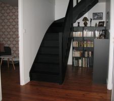 Le palier du 1er étage avec son escalier qui monte à la mezzanine.