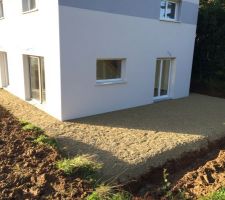 L'empierrement peripherique et la terrasse ont été réalisée .