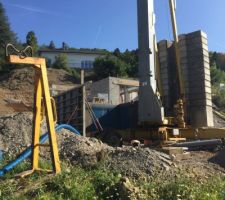 Vide sanitaire achevé et début des murs en béton banché