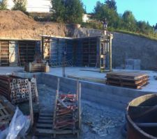 Vide sanitaire achevé et début des murs en béton banché