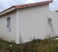 Vue du nord. Encadrement fenêtres en cours
