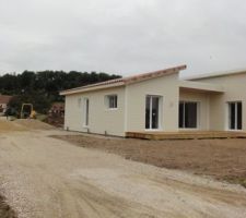 Allée tracée. Les cailloux attendent au fond