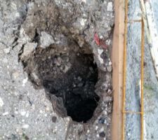 Trou de 50cm de profondeur dû aux dernières pluies. Emplacement du puisard.
