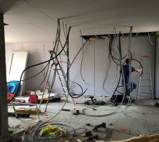 On passe aux travaux intérieur --> intervention de l'électricien et du plombier.