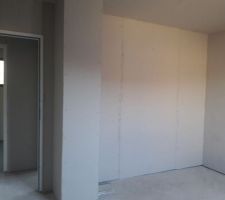 Chambre 2 (avec le passage du conduit de cheminée)