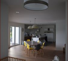 Vue d'ensemble salle à manger et cuisine au fond