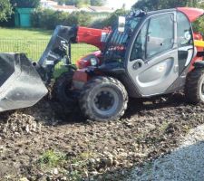 Le manitou embourbé le 12.09, le lendemain se sera dans l'autre sens porte bloquée contre la clôture !!!!!!!!!!