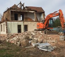 Maison presque d&eacute;truite pour cr&eacute;er la voirie