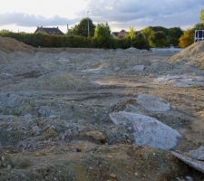 Batiment collectif, terrain non nivelé, quel est le niveau zero des fondations ?