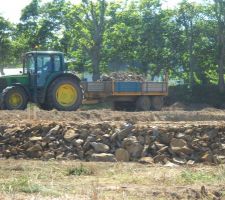Nous avons sur&eacute;lev&eacute; notre terrain pour l'aplanir